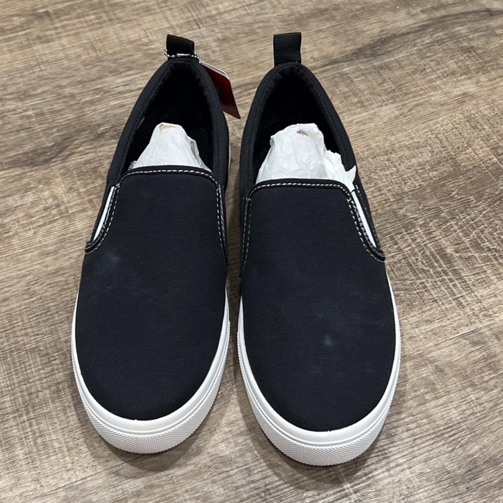 COPY - BLACK SKECHER SLIP-ONS WITH MEMORY FOAM SOLES. SIZE: 8.5. WIDE FIT!